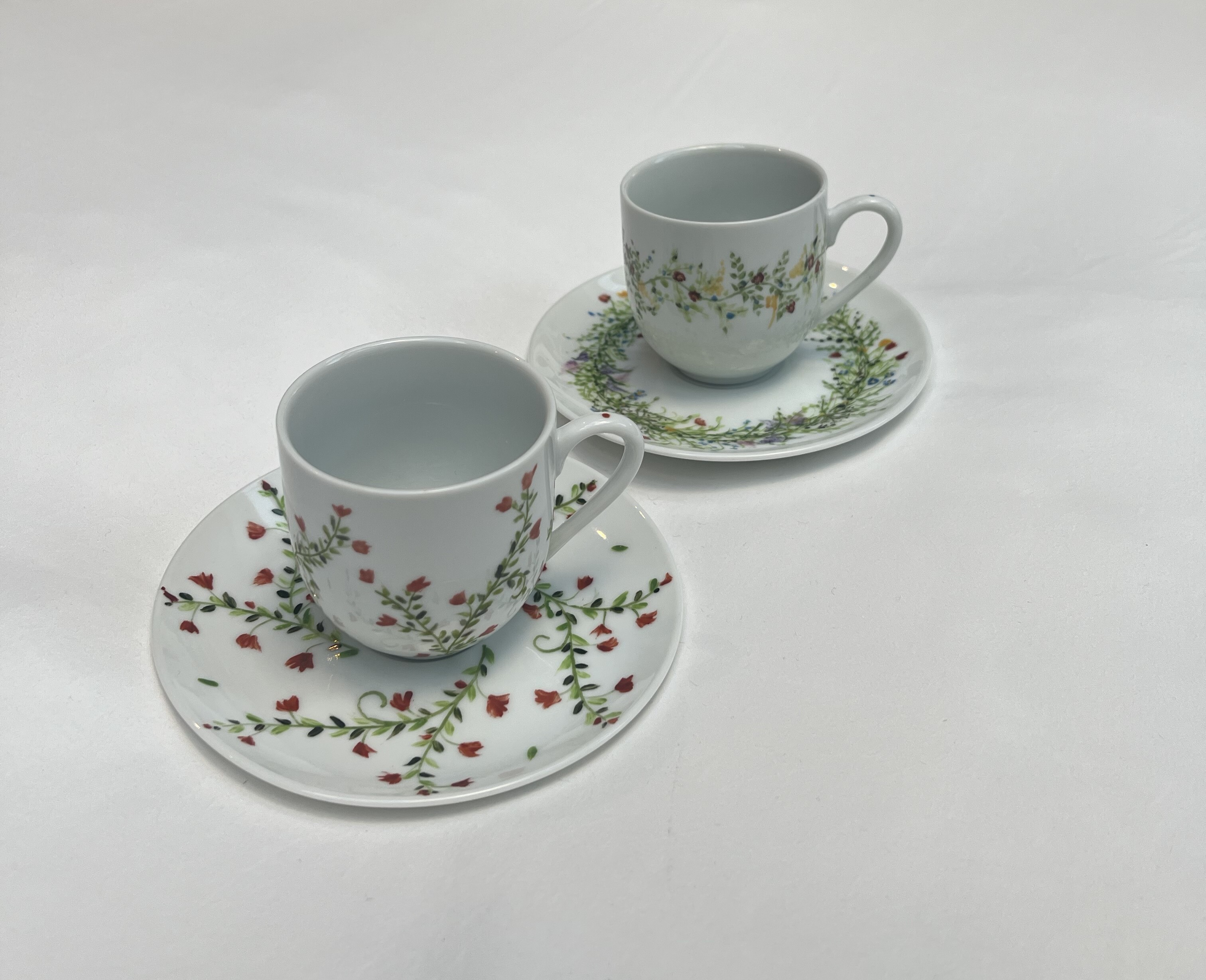 Deux tasses et sous-tasses à café